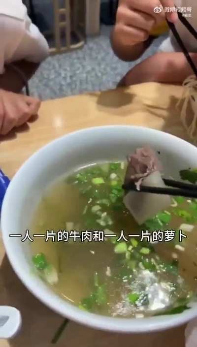 女子带三个孩子，四个人点一碗兰州拉面，并骄傲的称可以免费续面，这样教育方式真的好吗？