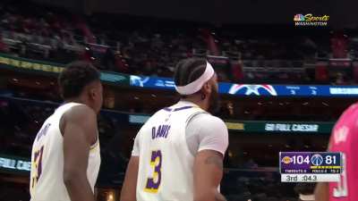 [Highlight] AD gets the roll for the and-1 giving him 40 points in 3 quarters