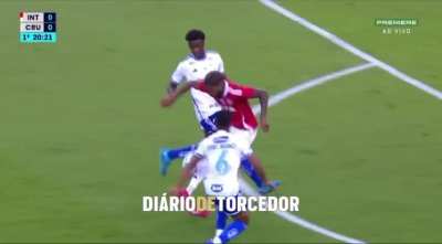 Jonathan Jesus levou cart&atilde;o vermelho direto por esse lance.