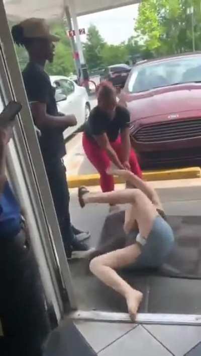 Jealous ex violently beats up her baby daddy&rsquo;s new girl as the baby tries to help her