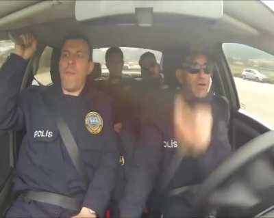 Geri Geri Giderken Arabayı Ters &Ccedil;evirme Dersi Veren Polis