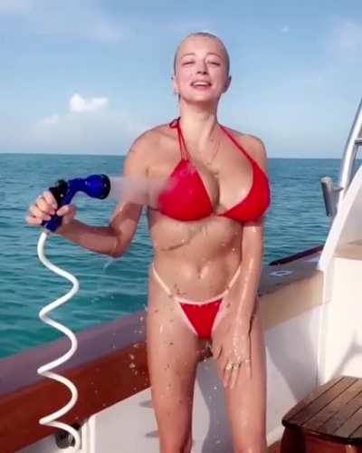 Titties dance!