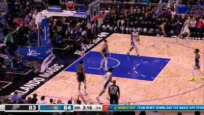 [Highlight] Wendell Carter Jr. goes up high to throw down the alley oop