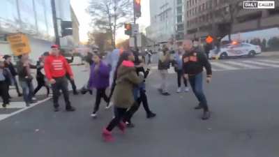Things escalate at the Maga march. Aggressive man gets sucker punched, phone immediately stolen too.