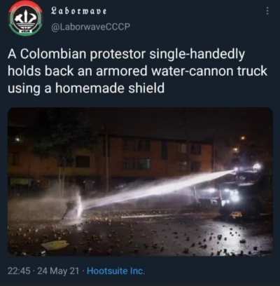 o cara defendeu um caminh&atilde;o de agua com uma m&atilde;o e um escudo feito em casa :O