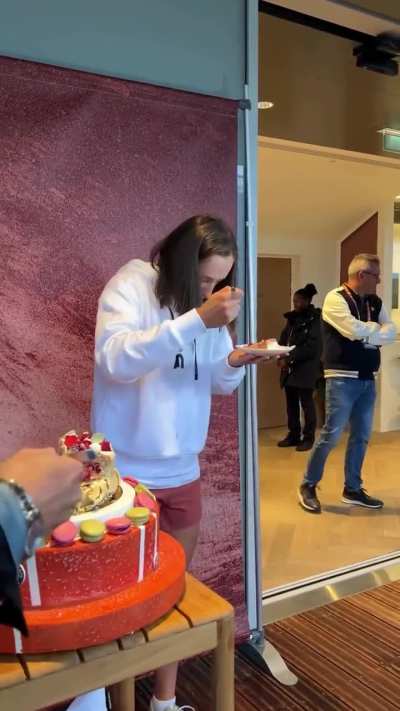 She couldn't just eat cake without Iga's things 😂