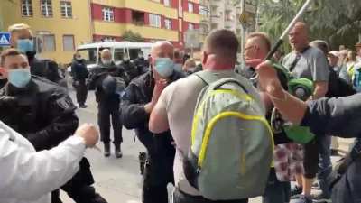 Thousands protest in Berlin against COVID-restrictions despite a ban by the authorities. The police are trying to regain control with punches, batons, and pepper spray.