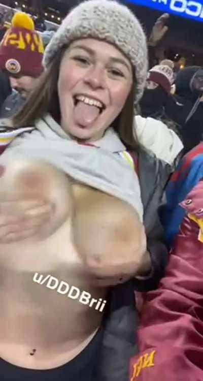 Big tit flash at a NFL game🏈