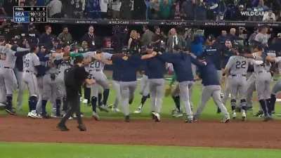 The Mariners perform a dance circle to celebrate moving on to the ALDS
