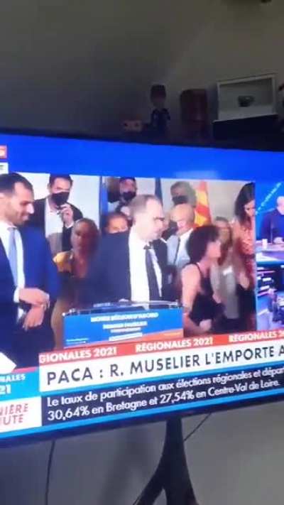 Politicians rush to put on masks after the broadcast begins early.