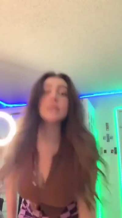 This bitch is too fucking good I had to bring this vid back 🍆💦