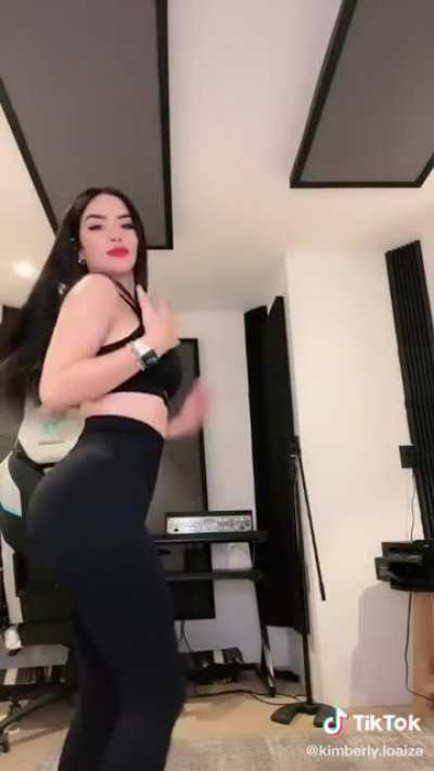 tremenda follada le pegaria a esta zorra 🤤🔥