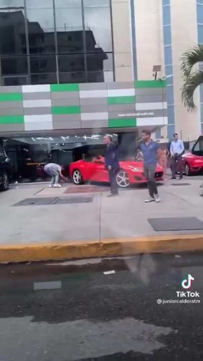 Caraque&ntilde;o desde su Orinoquia: Vieron esos ferraris no se ven en el monte y culebra...