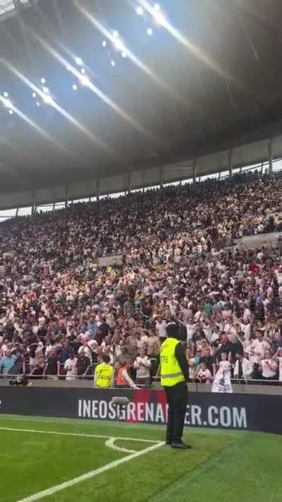 South Stand sings "I'm loving Big Ange instead"
