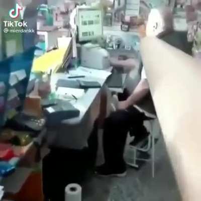 Jodiendo al abuelo.