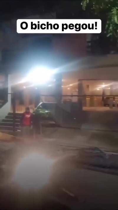 Motoboys arrancam port&atilde;o de condom&iacute;nio ap&oacute;s entregador ser agredido por cliente no local