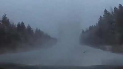 На Сахалине водитель запечатлел на видеорегистратор фуру-призрак
