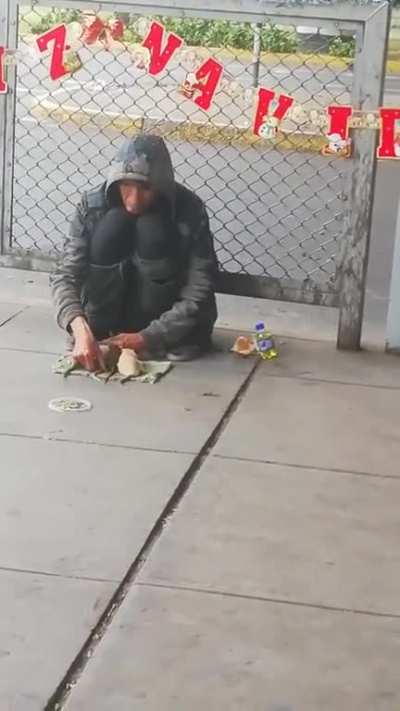 It's not everyday you see trained Rats, Peruvian "Rat Man" performing on the streets of lima