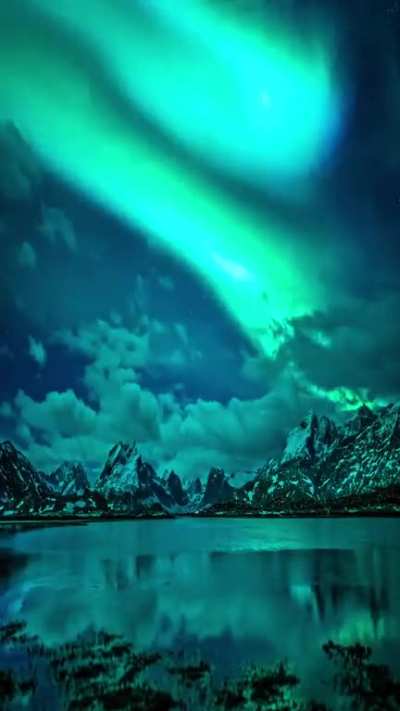The Northern Lights in Iceland look like the City of the Dead from LOTR