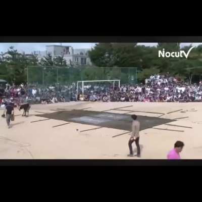 In 2012, over 2,000 Koreans gathered to watch a man pitch a 24-man army tent by himself after he claimed on an internet forum that he could do it in under two hours. The event even attracted corporate sponsors. The man succeeded, taking about an hour to p