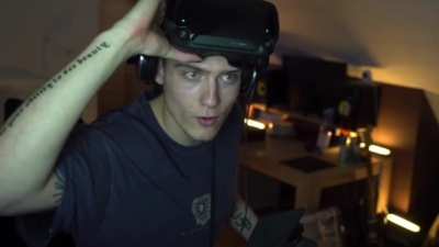 Freundin am Telefon: Du kannst nicht zu mir kommen ich habe Covid-19! Ich: Erinnere mich daran dass sie und ich eine Vr Brille besitzen und dass ein Game namens Vr Chat existiert wo man Virtuellen S%x haben kann! Ich darauf hin sp&auml;ter zu meiner Familie un