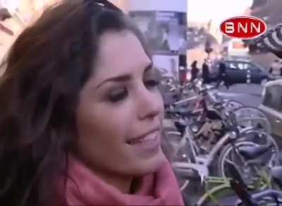 OUD GOUD Tongende presentatrices: Hanna Verboom Yolanthe Cabau van Kasbergen Nicolette Kluiver Jennifer Hoffman (Met edit net gelukt naar Gif)