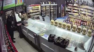 Robber doesn&rsquo;t enjoy pepper spray during shitty robbery attempt