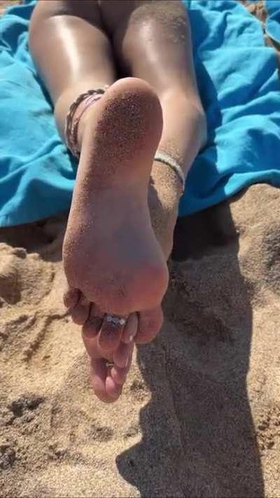 POV: you spot me at the beach reading, and can&rsquo;t stop staring🌴☀️