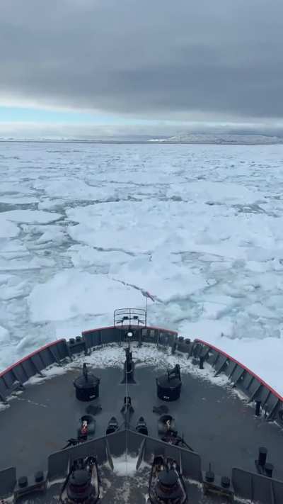 El Irizar navegando hacia la base Marambio
