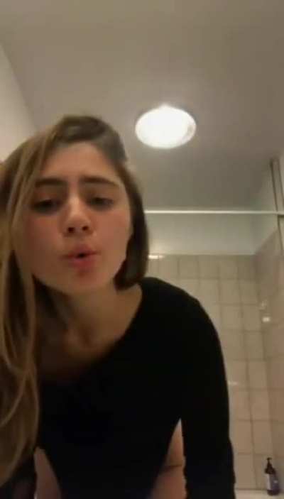 Lia Marie Johnson flashes her pussy on Instagram Livestream