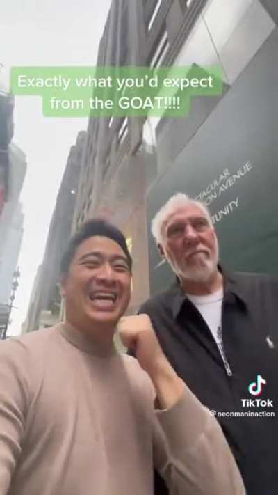 Someone caught Pop while he was walking in NY and his reaction is exactly what you&rsquo;d expect