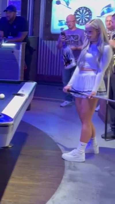 Liv playing pool &eth;