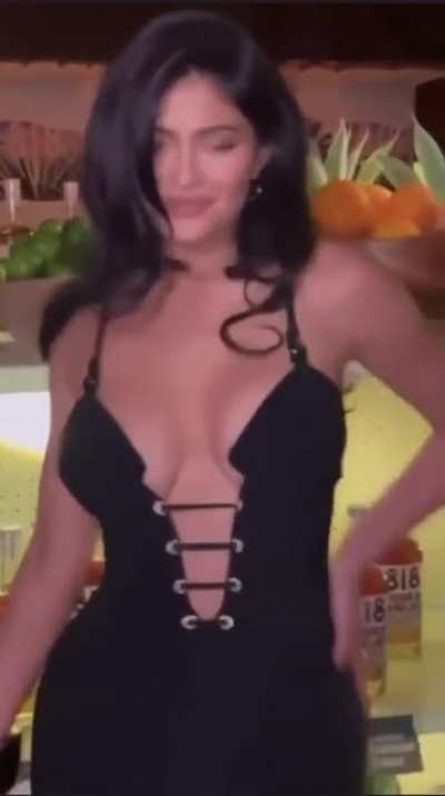 Mommy Kylie making her big tits jiggle