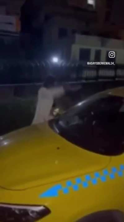 İlk defa taksicinin haklı olduğu bir video g&ouml;rd&uuml;m(eskortlar kapatılsın)