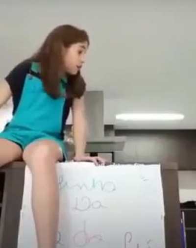Mano al&eacute;m de ter ca&iacute;do, vai apanhar pela chinela kkkkkkkkk