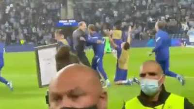 I love how Tuchel immediately turns back to shake hands with Pep Guardiola. Professionalism & Sportsmanship of the highest order! Many might not even have remembered to turn back right away especially when you're feeling so many emotions in that momen