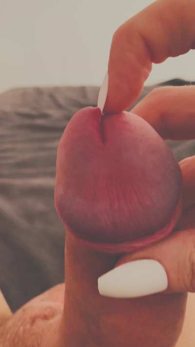 Sometimes I get the urge to do less than conventional things... this time I decided to stick my fingernail inside my peehole! Felt sooo good 🙈💅🏻🍆