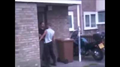 Un p&egrave;re de famille d&eacute;monte un skinhe