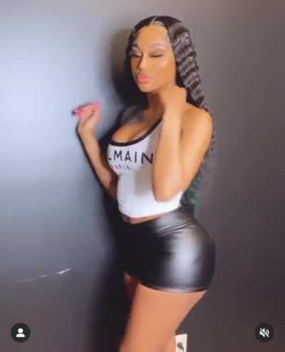 She gon always show that ass 😍💯