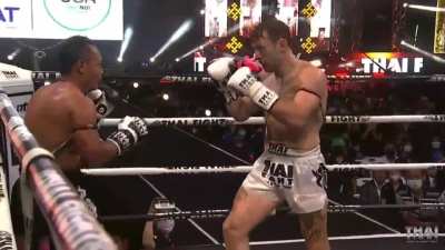 At age 41 the fighting legend Saenchai fought for the 373rd time today and is still dominating young fighters