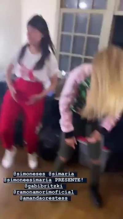 Larissa dan&ccedil;ando e rebolando no set de modo avi&atilde;o