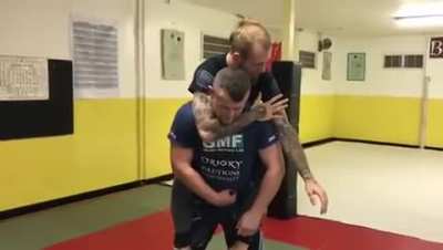 How to escape a rear choke in seconds
