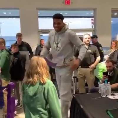 NBA star Giannis Antetokounmpo's wholesome reaction to a young fan with artwork.