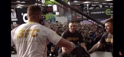 Guy KO:d in first round in a slap competition
