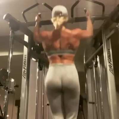 Sadie Gibbs working out with her big butt in tow