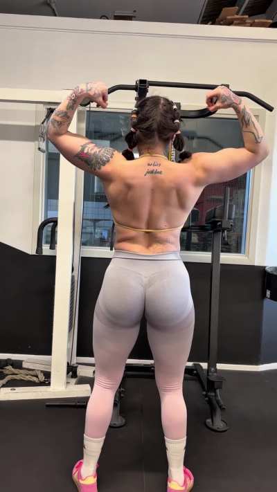 Muscle mommy F32