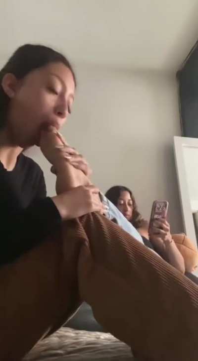 Sucking her foot while she&rsquo;s on her cell phone 😳