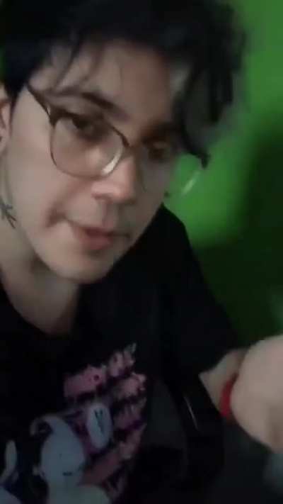 Yo explic&aacute;ndole a mi tia por qu&eacute; mi primo esta llorando y le sangra la cabeza