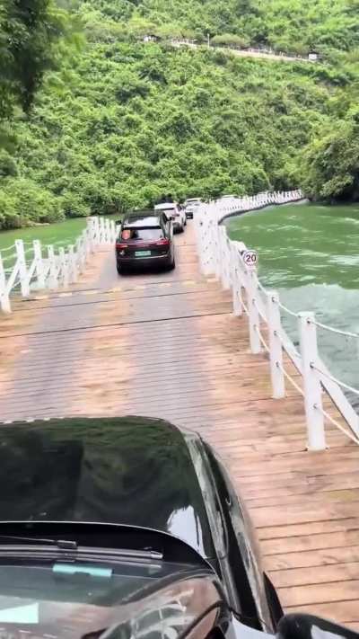 Shiziguan floating bridge in Hubei
