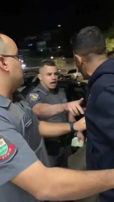 Cop knocks out a man.